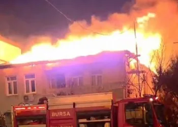 Bursa’da iki katlı evin çatısı alevlere teslim oldu
