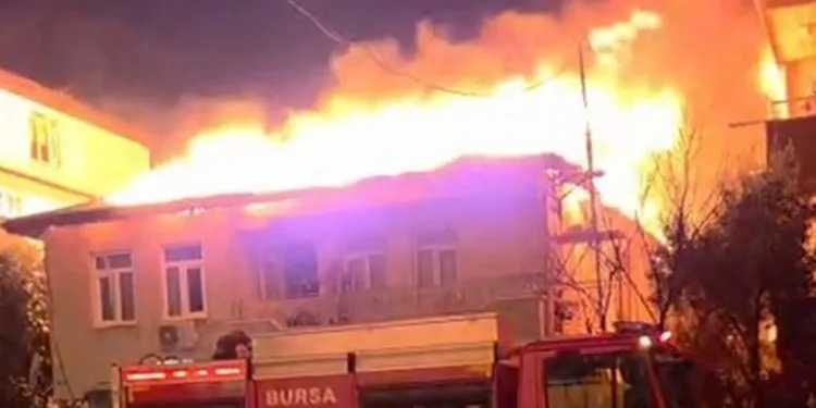 Bursa’da iki katlı evin çatısı alevlere teslim oldu