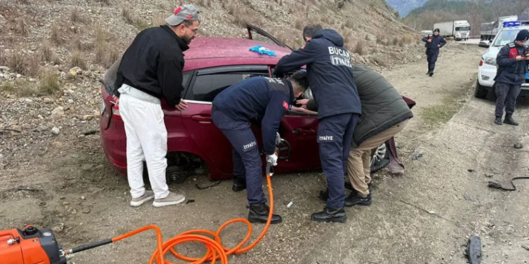 Burdur’da 3 otomobil çarpıştı: 4 yaralı