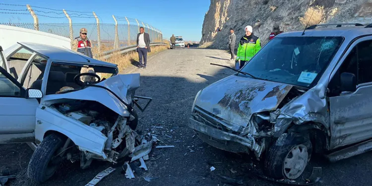 Şanlıurfa’da 2 araç çarpıştı: 3 yaralı