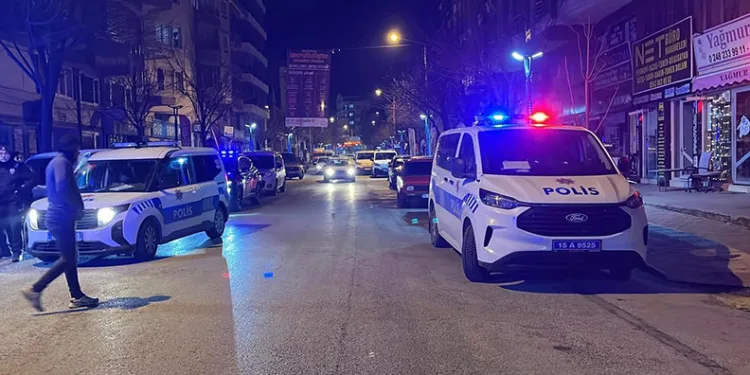 Burdur’da eğlence mekanında çıkan kavgada 2 kişi bıçaklandı