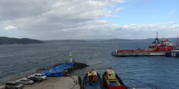 Çanakkale Boğazı fırtına nedeniyle trafiğe kapandı
