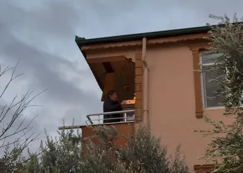 Bursa’da lodosun etkisiyle alevler komşu binaya sıçradı