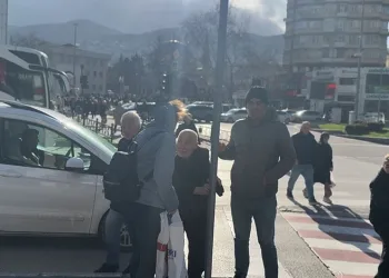 Bursa’da lodos zor anlar yaşattı: Trafik lambasına tutundular
