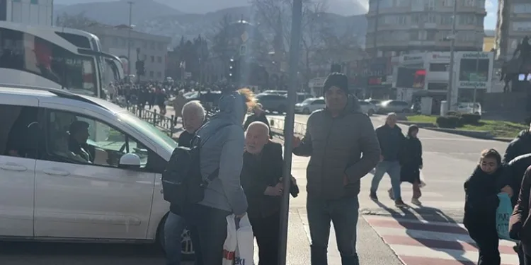 Bursa’da lodos zor anlar yaşattı: Trafik lambasına tutundular