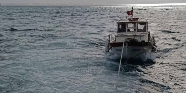 Çanakkale Boğazı’nda sürüklenen tekne kurtarıldı