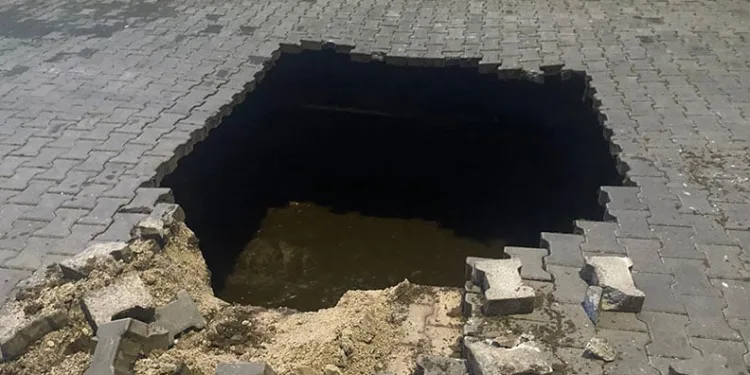 Yağmurun çökerttiği yolda insan kemikleri bulundu
