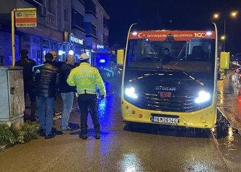 Bursa’da halk minibüsü anne ve kızına çarptı: 2 yaralı