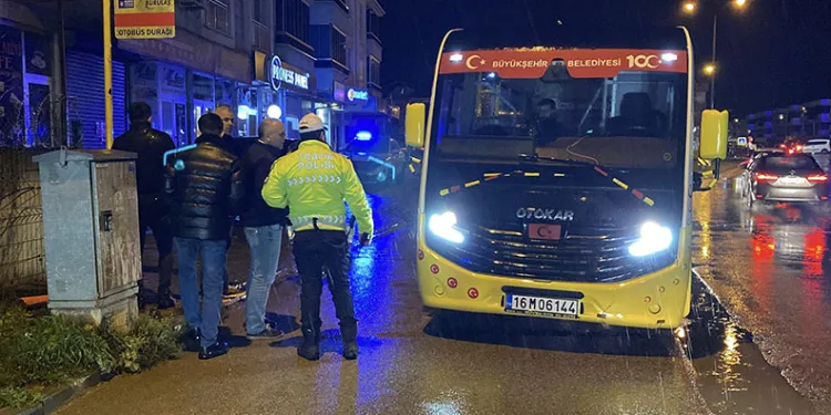 Bursa’da halk minibüsü anne ve kızına çarptı: 2 yaralı
