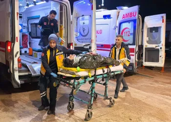 Bursa’da motosiklet yayalara çarptı: 1’i ağır 2 yaralı