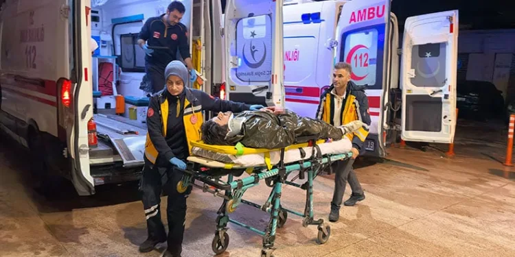 Bursa’da motosiklet yayalara çarptı: 1’i ağır 2 yaralı