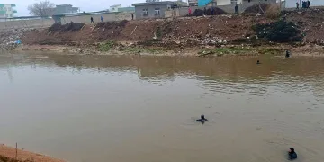 Sulama kanalına düşen otomobilin sürücüsünü aranıyor