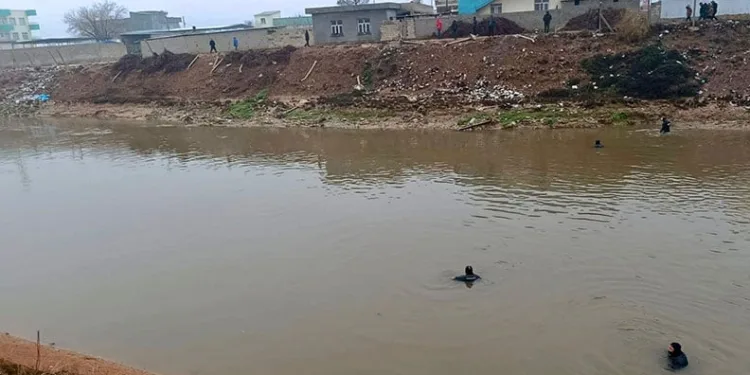 Sulama kanalına düşen otomobilin sürücüsünü aranıyor