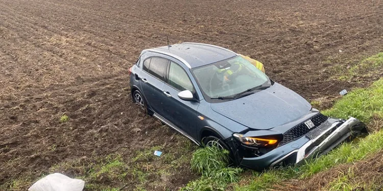 Tarlaya uçan otomobildeki 2 kişi yaralandı