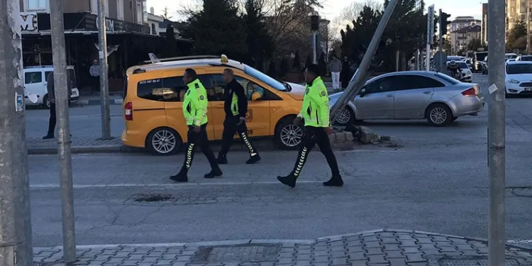 Direksiyon başında kalp krizi geçiren taksi şoförü hayatını kaybetti