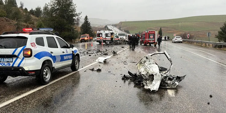 Otobüs otomobili kağıt gibi ezdi: 3 ölü, 1 yaralı