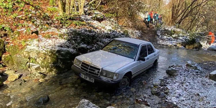 Karlı havada atletli bir adam, dere yatağında otomobilden 10 metre uzaklıkta ölü bulundu