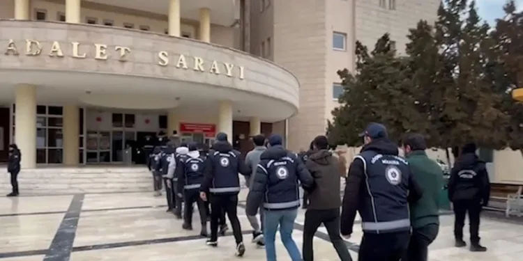 Şanlıurfa’da gerçekleştiren operasyon kapsamında göçmen kaçakçılığı suçundan gözaltına alınan 20 şahıstan 7’si tutuklandı.