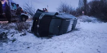 Buzlanan yolda kayan minibüs şarampole devrildi