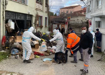Görükle’de iki katlı evden 9 kamyon çöp çıktı