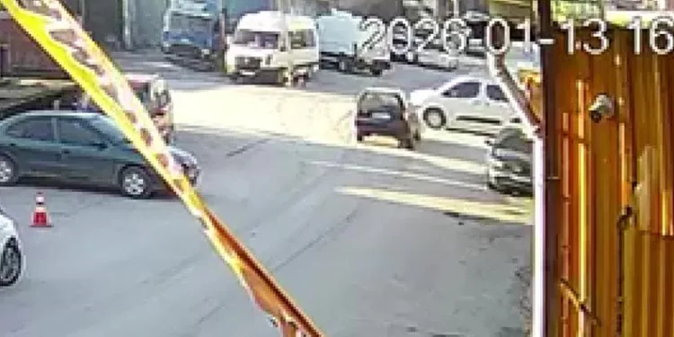 Otomobille çarpışan hafif ticari araç devrildi