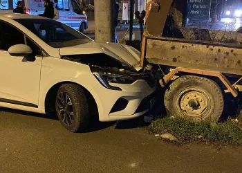 Bursa’da kaza yapan otomobil savrulup kamyonete çarptı
