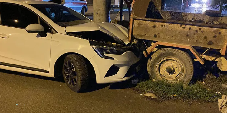 Bursa’da kaza yapan otomobil savrulup kamyonete çarptı