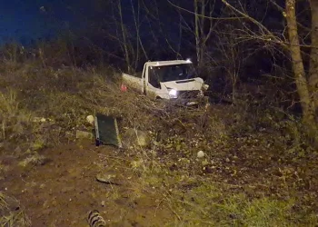 Bursa’da demir bariyerler araçların üzerine düştü