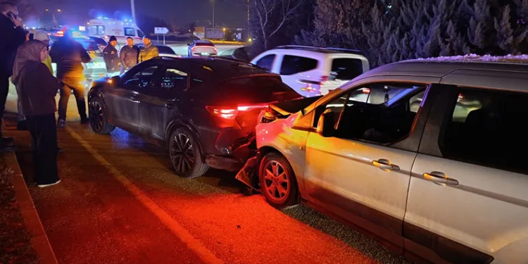 Bursa’da gizli buzlanma kaza getirdi: 3 yaralı