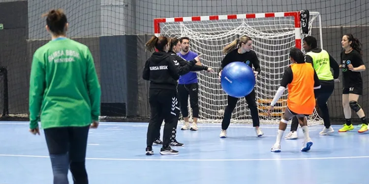 Bursa Büyükşehir Hentbol Takımı ligde ve Avrupa’da başarılı gidişatını sürdürüyor