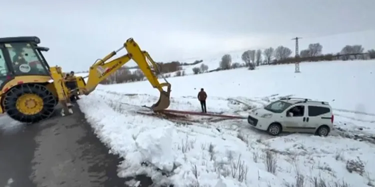 Kars’ta yoldan çıkan hafif ticari araç şarampole düştü