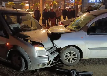 İnegöl’de iki araç kafa kafaya çarpıştı: 3 yaralı