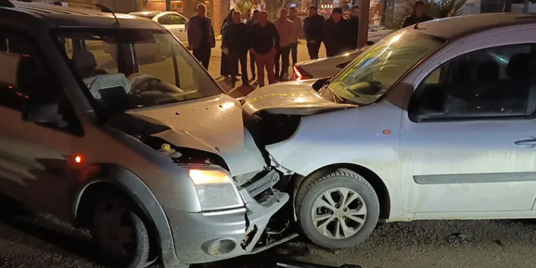 İnegöl’de iki araç kafa kafaya çarpıştı: 3 yaralı