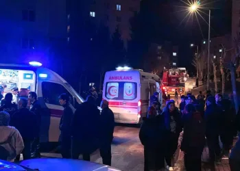 İnegöl’de ev yangını: 1’i çocuk 3 kişi dumandan etkilendi