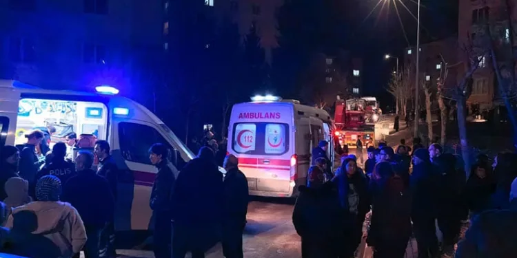 İnegöl’de ev yangını: 1’i çocuk 3 kişi dumandan etkilendi