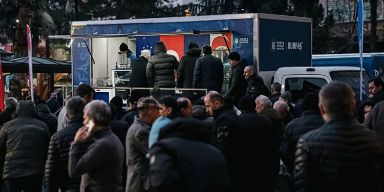 Büyükşehir’den vatandaşa sıcak çorba ikramı