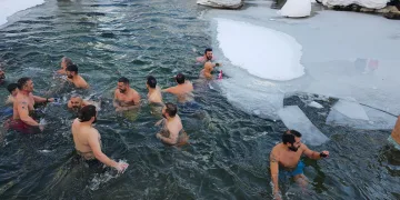 Buz tutan suda yüzerek eğlendiler