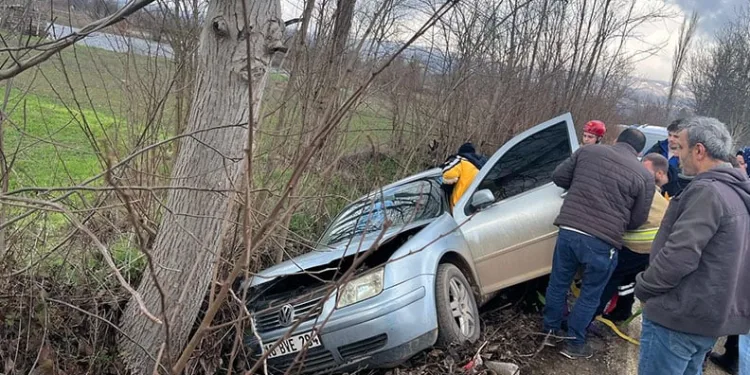 İnegöl’de kontrolden çıkan otomobil ağaca çarptı: 1 yaralı