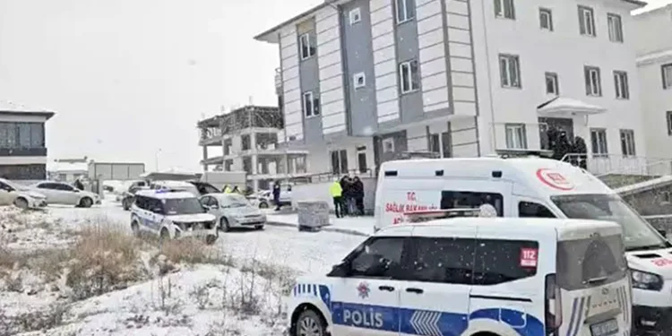 Yaşlı çift evinde silahla vurulmuş halde ölü bulundu