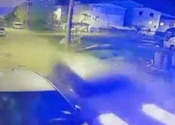 Bursa’da park halindeki otomobile çarpıp kaçtı