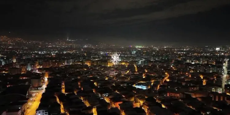 Bursalılar yeni yıla havai fişeklerle girdi