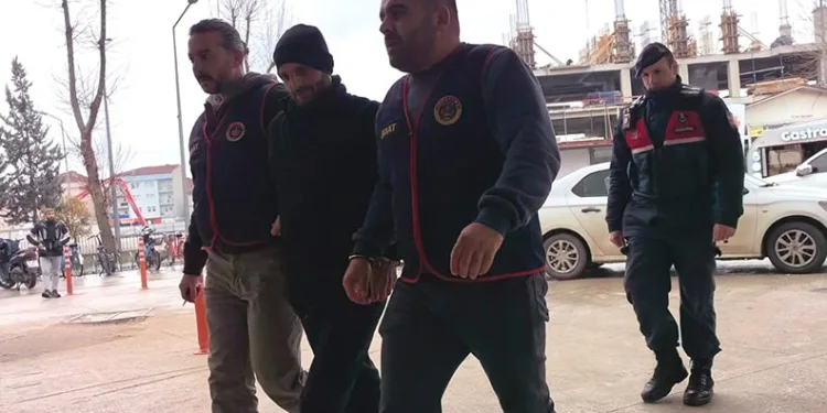Tekel bayiye tüfekle ateş açan cezaevi firarisi yakalandı