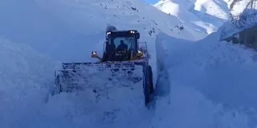 Hakkari’de kar esareti: 357 yol ulaşıma kapandı