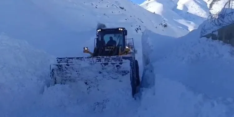 Hakkari’de kar esareti: 357 yol ulaşıma kapandı
