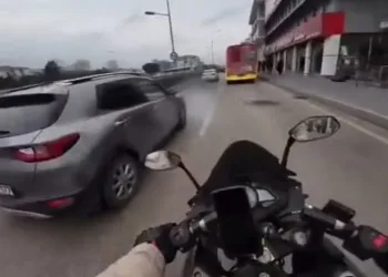 Bursa’da motosikletlinin ölümden döndüğü anlar