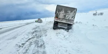 Buzlanma ve fırtına kazaları beraberinde getirdi