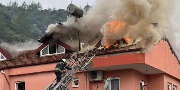 Fethiye’de üç katlı evin çatı katı alevlere teslim oldu