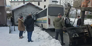 Halk otobüsü eve daldı, faciadan dönüldü
