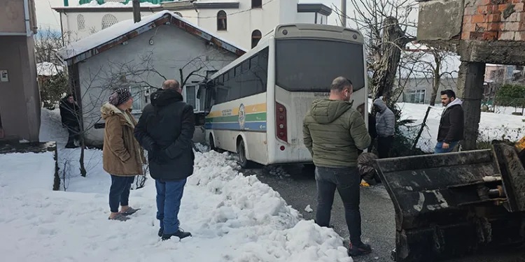 Halk otobüsü eve daldı, faciadan dönüldü