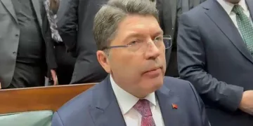 “Bayrak indirme olayıyla ilgili 14 kişi gözaltına alındı”